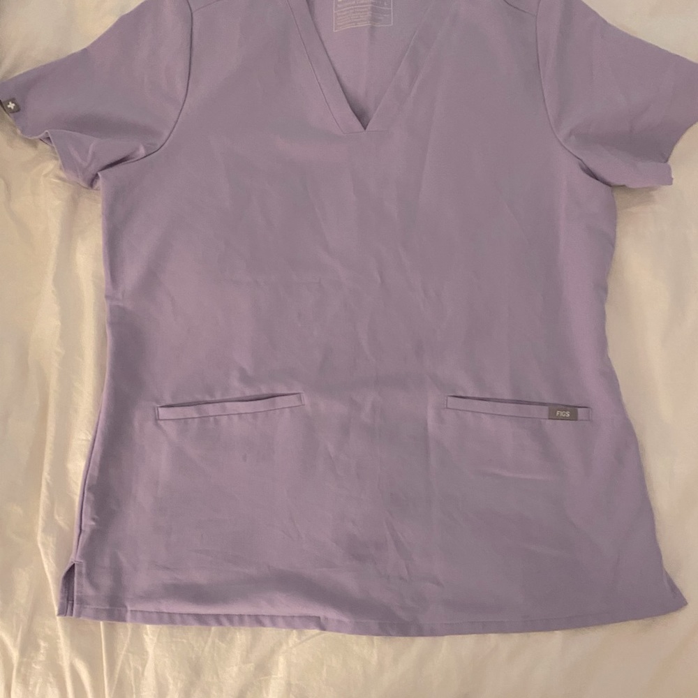Size large figs scrub top